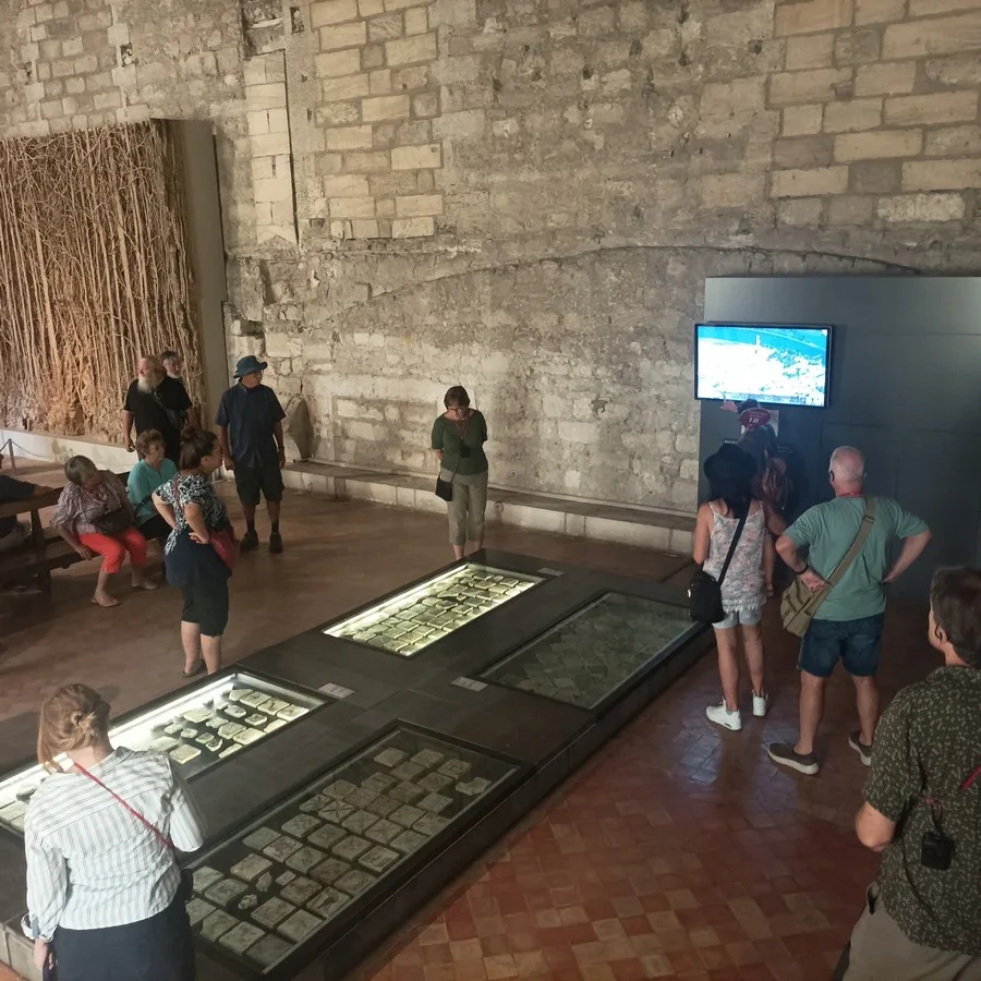 Tour guide in Avignon - Image 11