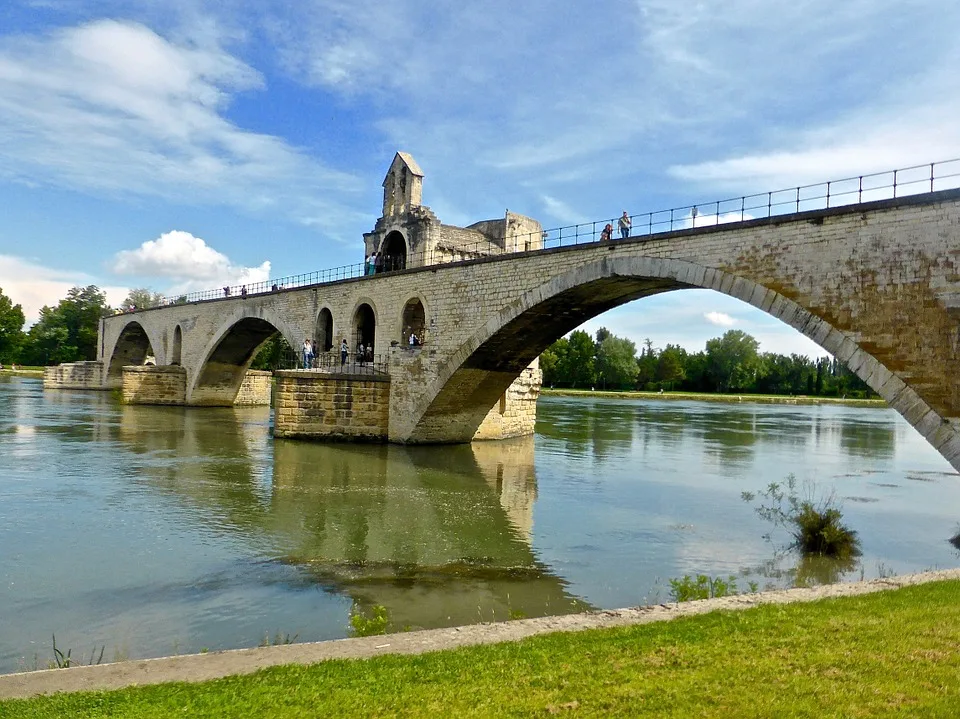 Tour guide in Avignon - Image 12