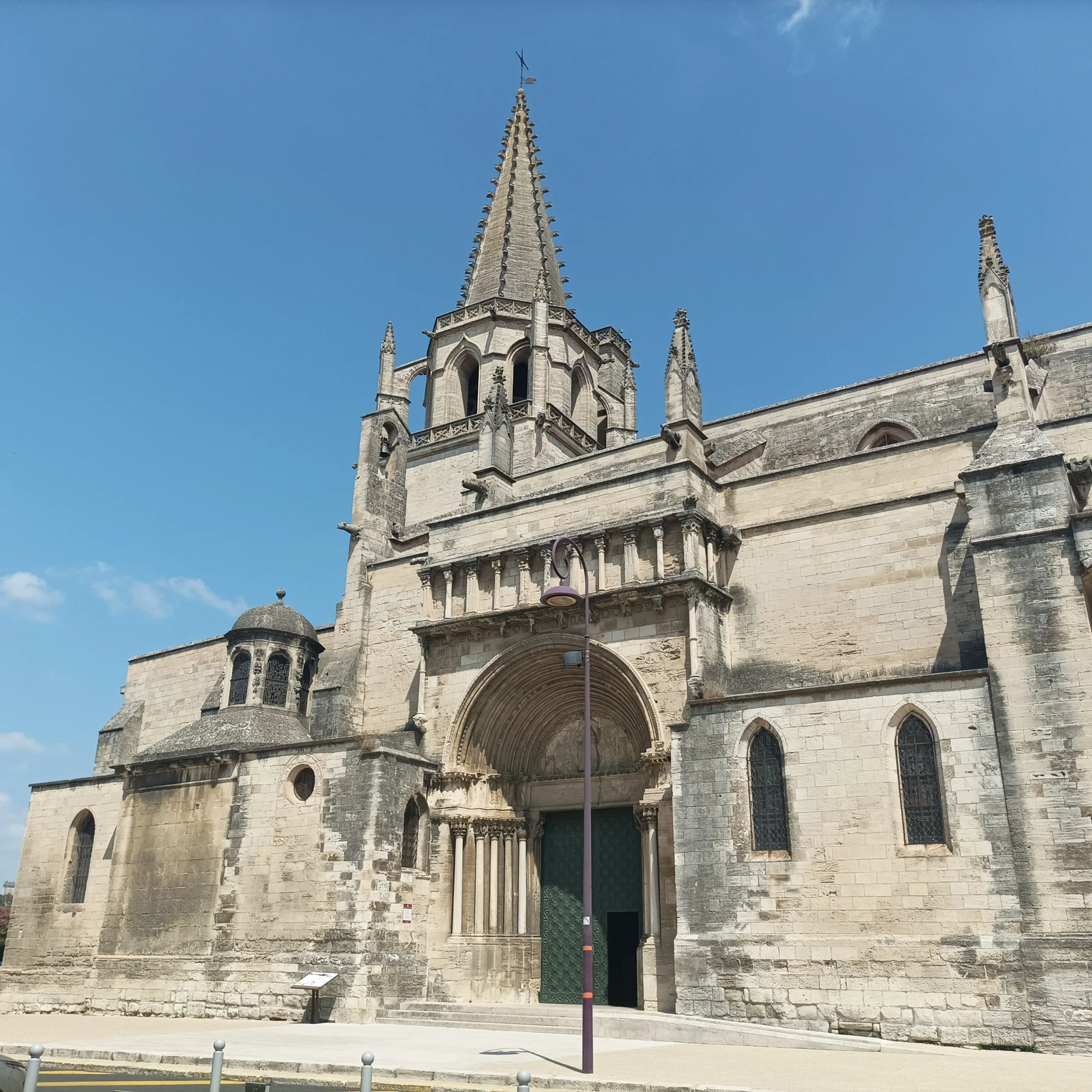 Walking tour in Tarascon